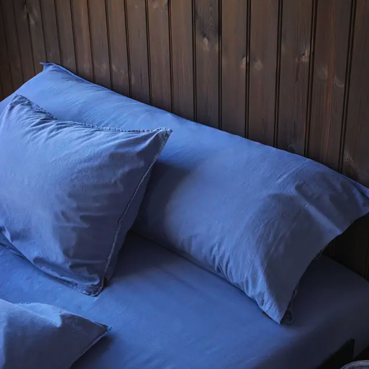 Høie Frøya sengesett i steinvasket bomull - Ultramarine (140 x 220 cm)